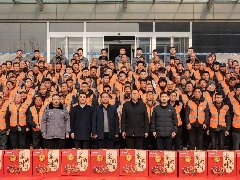 情系農(nóng)民工 蛇年送祝?！A兆控股為優(yōu)秀農(nóng)民工發(fā)放春節(jié)禮品
